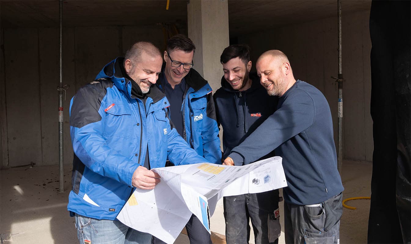 Baustellenbesuch in der Schönau. Pierino Zamboni, Domenico Serratore und Yves Arm (v. l. n. r.) zeigen den Stand ihrer Arbeiten. 